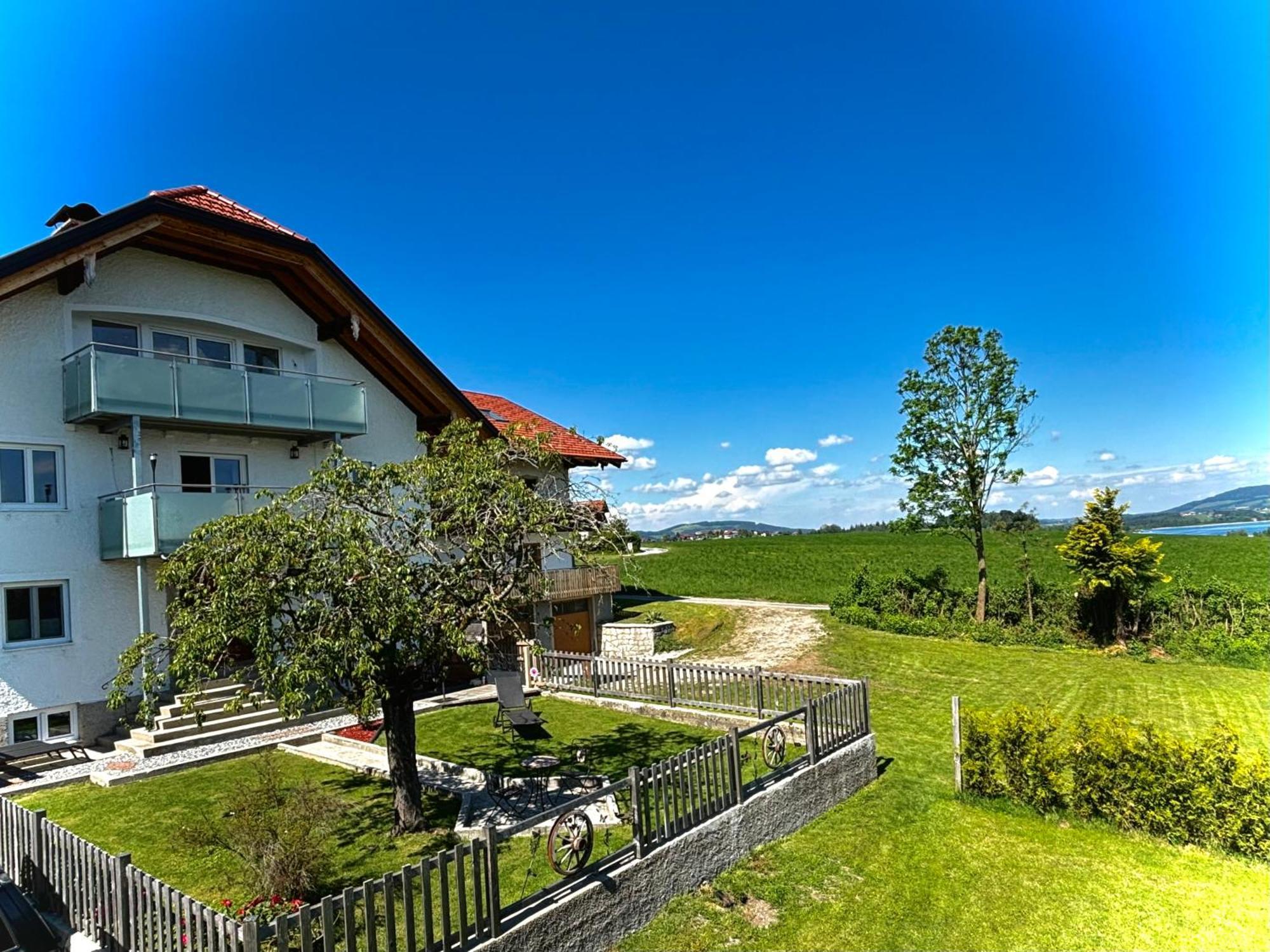 Gaesthaus "Seeblick" Seekirchen am Wallersee Exterior photo